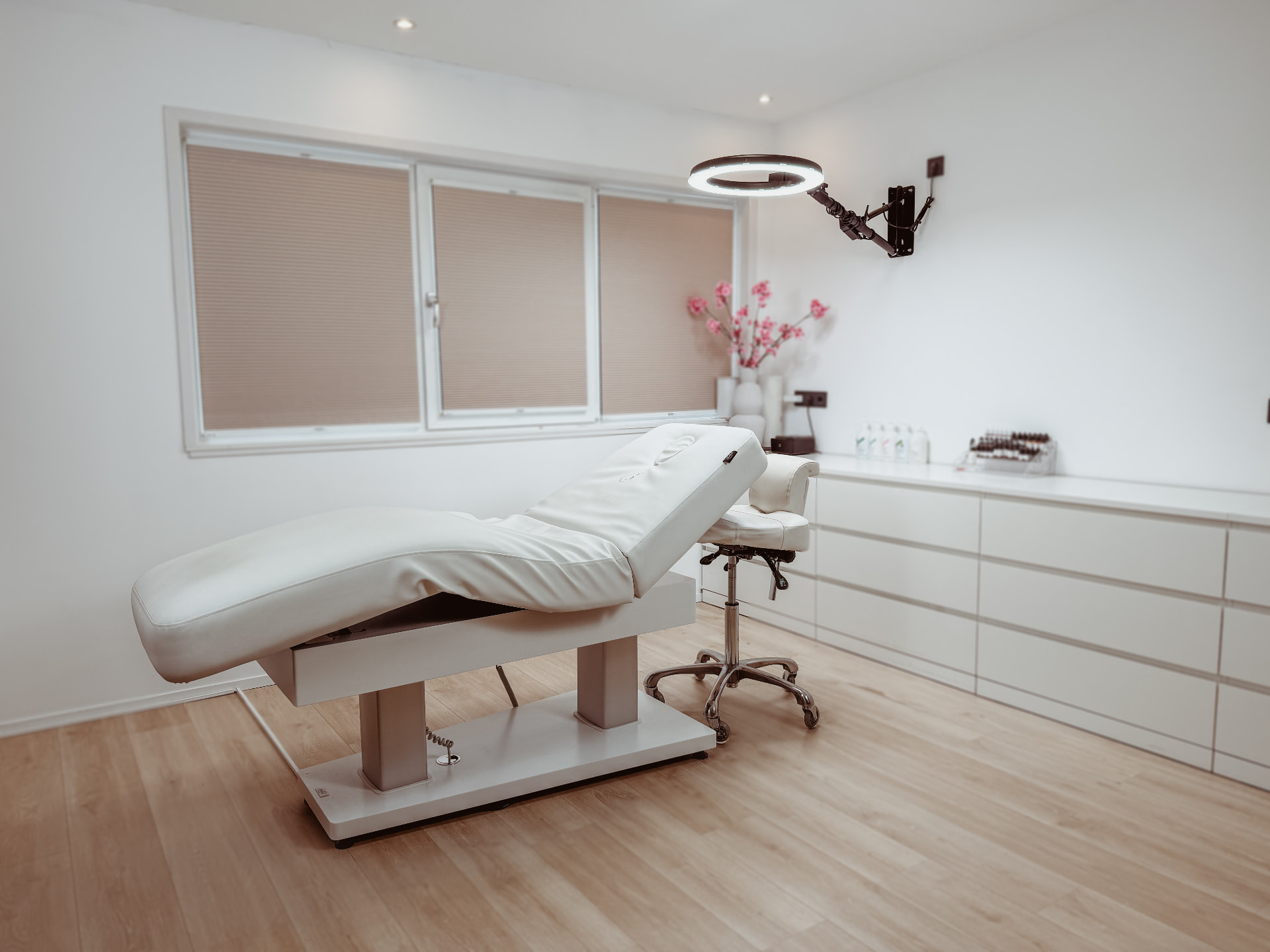Rustig ingerichte salon in warme neutrale tinten